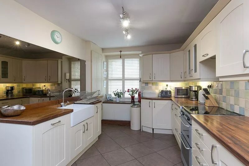 Awelon sleeps 10, Hot Tub, Log Burner, private courtyard, Porthmadog, Snowdonia