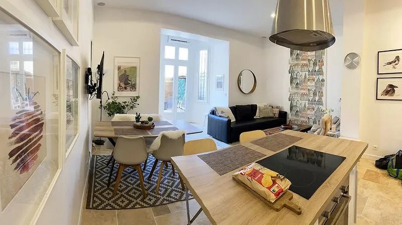 60. A charming two bedroom apartment with a large terrace. Close to the beach!