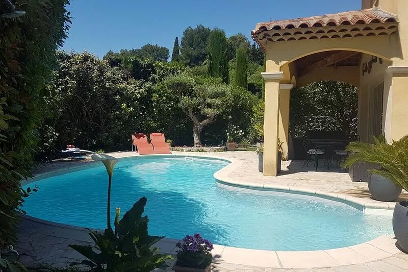 Aix-en-Provence, air-conditioned country house for 8 people in a green setting