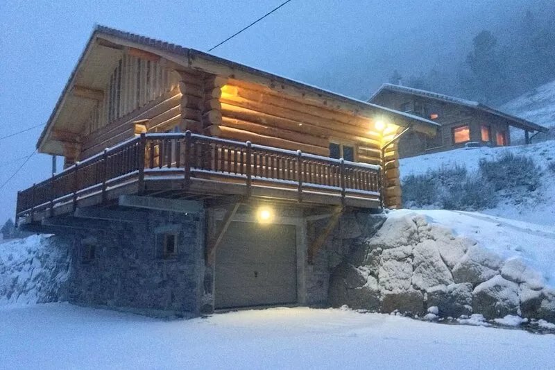 1308/5000 8� log cabin, GARAGE, ski SHUTTLE at the bottom of the chalet