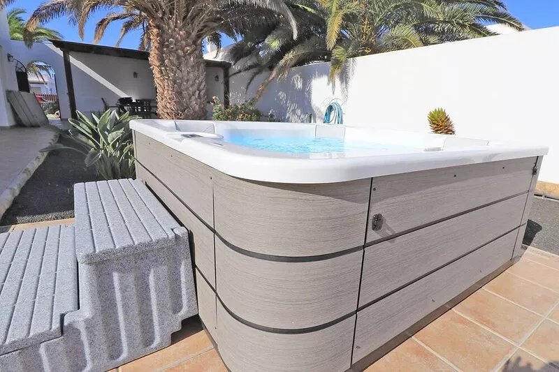 Casa Royal: Superb villa with heated pool and jacuzzi - Sleeps 6 - FREE WiFi