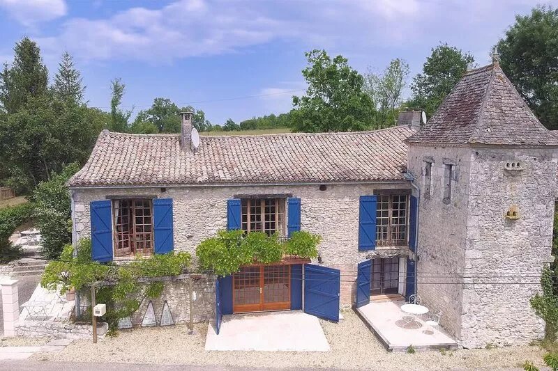 16th Century hunting lodge with modern pool
