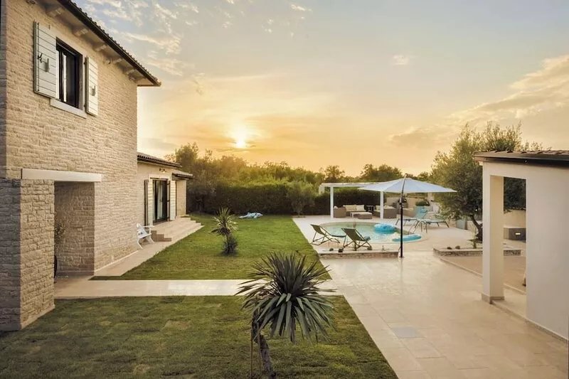Trauhaus. Villa mit privatem Pool, Sauna und 9,000qm großem, privatem Grundstück