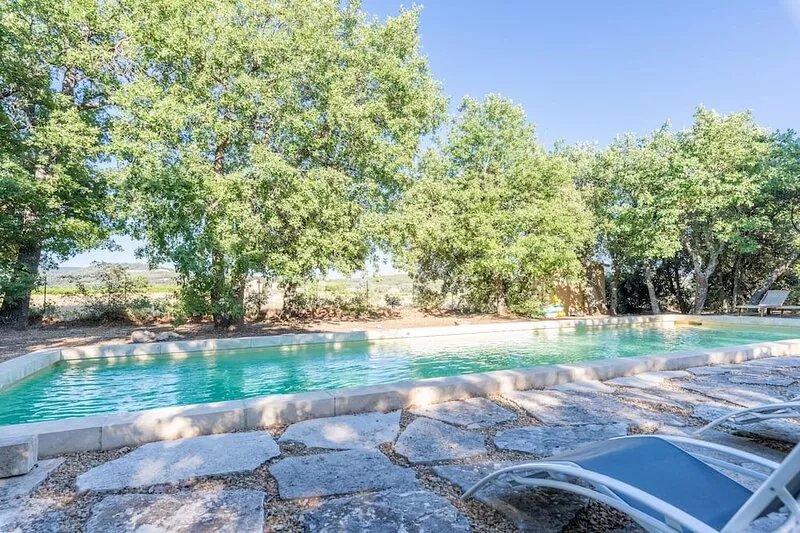 Cosy cottage near Roussillion, air-conditioned, 14m heated pool,  large grounds.