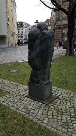 Skulptur "Grosser, trauernder Mann"