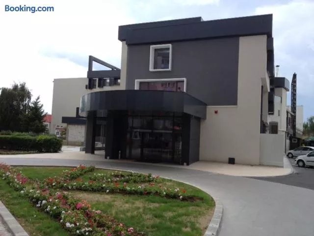 City Hotel & Lounge
