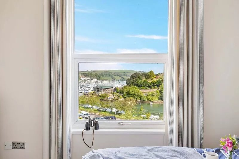 3 bedroom Kingswear house with deck & river views