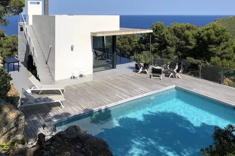 New villa, 5 bedrooms / 12 beds, sea view, quiet, private pool, 5 mins walk to