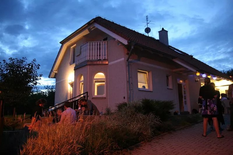 Prague 13 mins by bus.   Rural Cottage for 2 up to 45 Guests