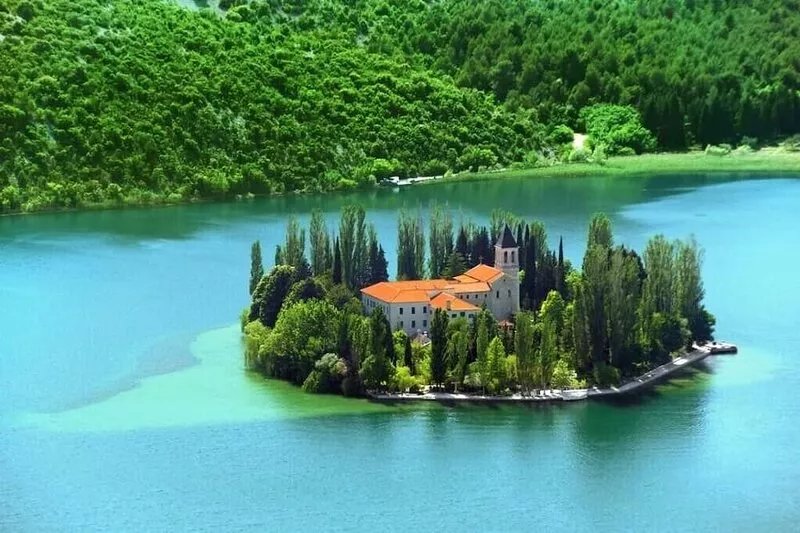 Villa Tonka near Krka National Park with big pool and 4 mountines bikes at