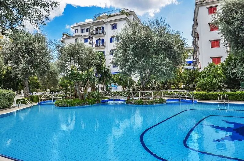 AMORE RENTALS - Carmela Apartment with Shared Pool and Air Conditioning