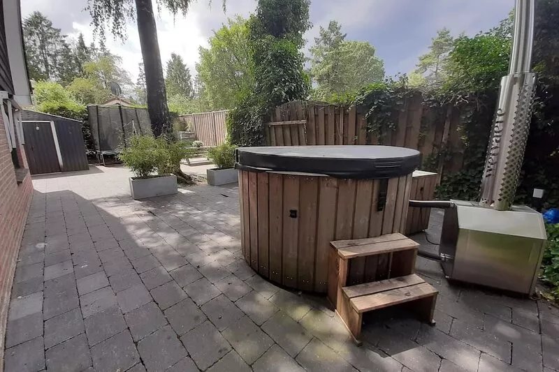 Holiday home with hot tub in Voorthuizen