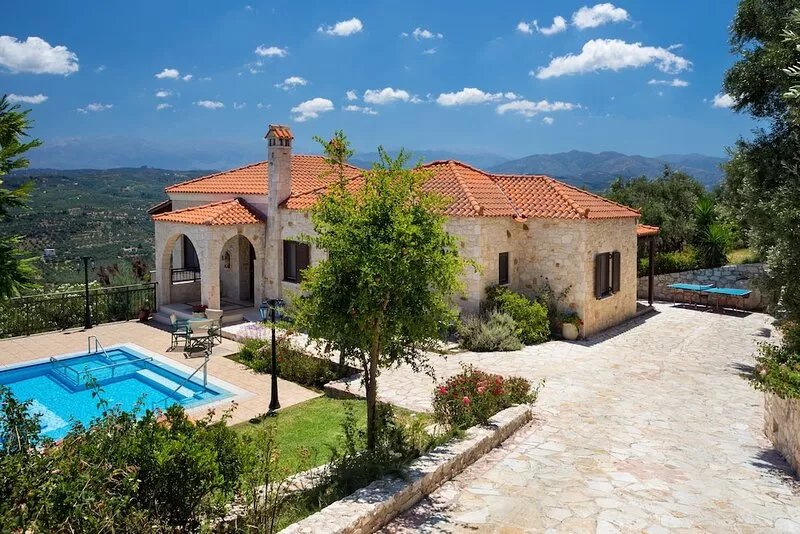 Family Friendly Large Villa Iris w/ Private Pool, Childrens Area & 4km to beach