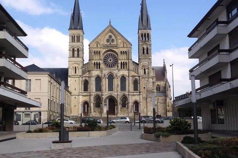 Superb 136m² bright and fully equipped. 4bbes / 2sdb + free parking center