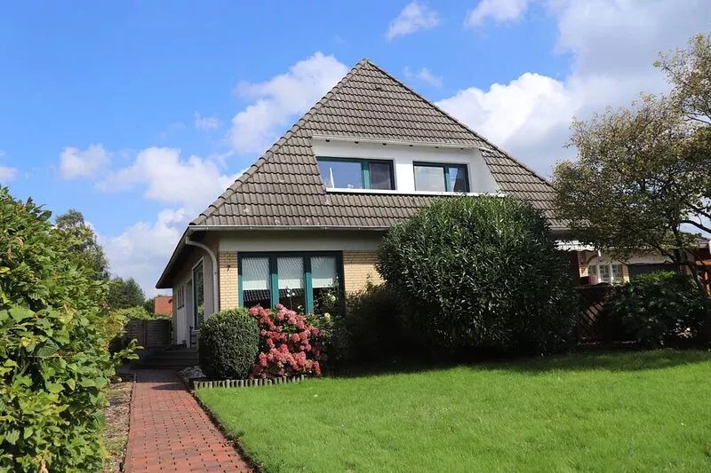 Spacious holiday home with a large garden at the mouth of the Weser and the