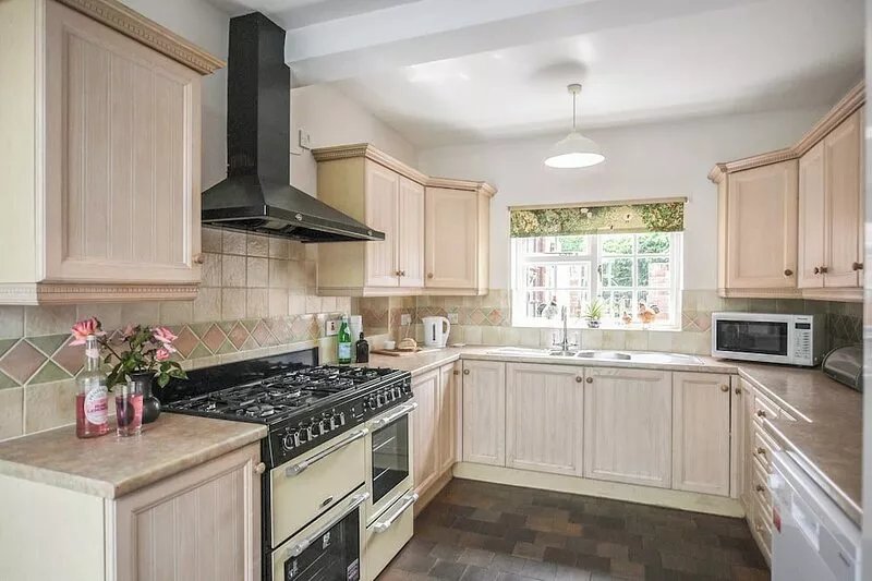 6 bedroom accommodation in Dorrington, near Church Stretton