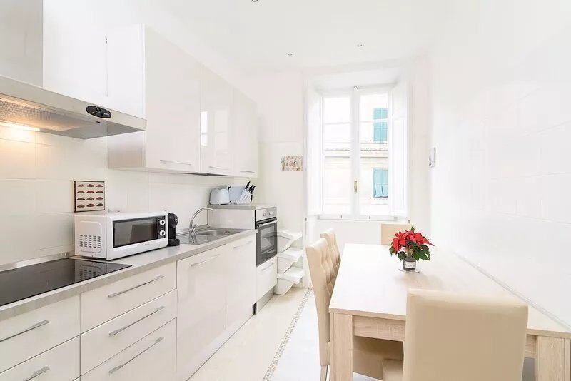 NEW CHARMING APT. OVERLOOKING S. PETER CHURCH, 4 bedrooms, 9 sl., 2 bathr