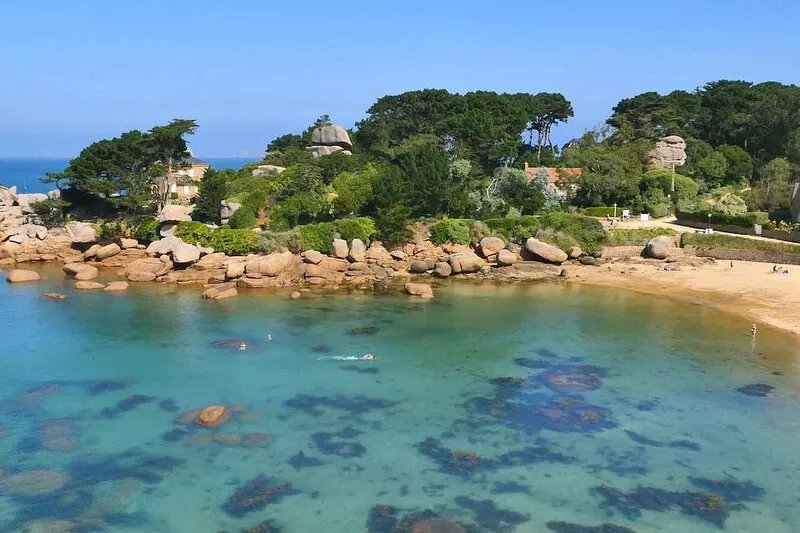 Beautiful Sunny Apartment, Sea View, Direct access to the beach on foot