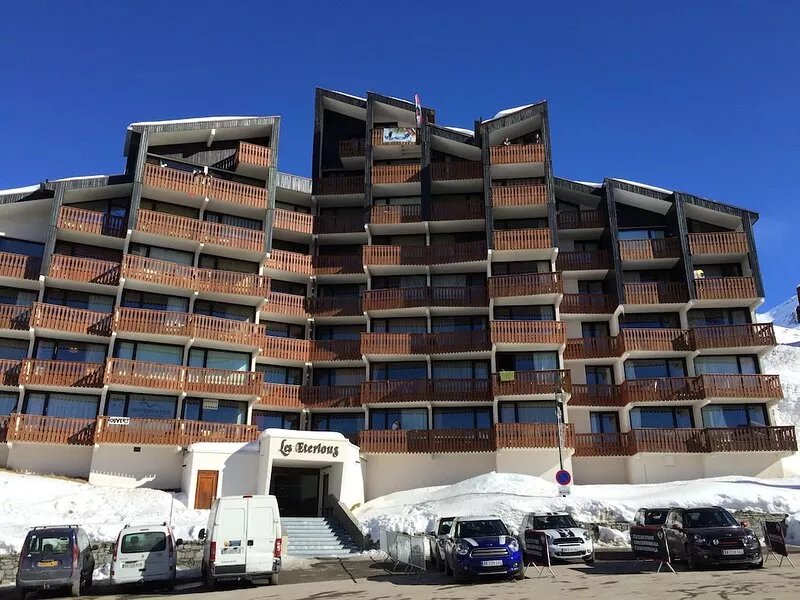 APT 4/6 PERS AT THE FOOT OF THE PISTES, RESIDENCE LES ETERLOUS WITH PRIVATE