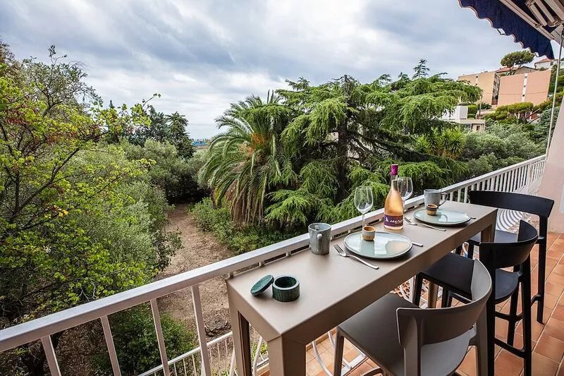 JUNGLE LUXURY FLAT WITH BALCONY AND PRIVATE PARKING IN CASSIS CENTER+WIFI