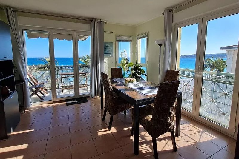 Villa Azzurra, 'De Luxe' flat, Sea Front, 4th floor of 5, super-equipped.