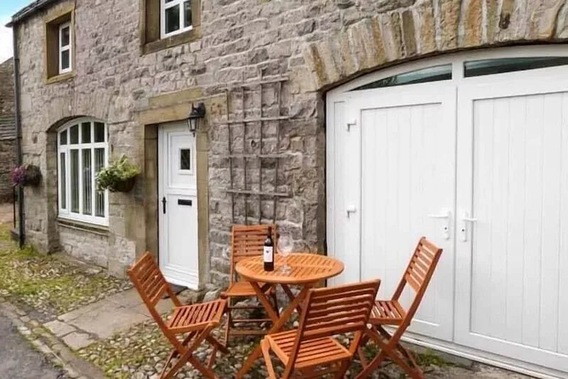 THE STABLES, pet friendly, with a garden in Horton-In-Ribblesdale