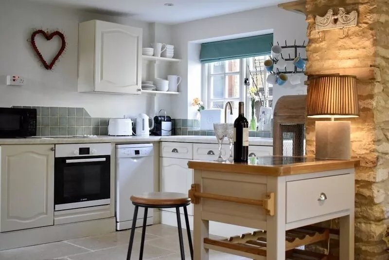 Lovely dog-friendly 2-bed cottage in Cotswold village with pub