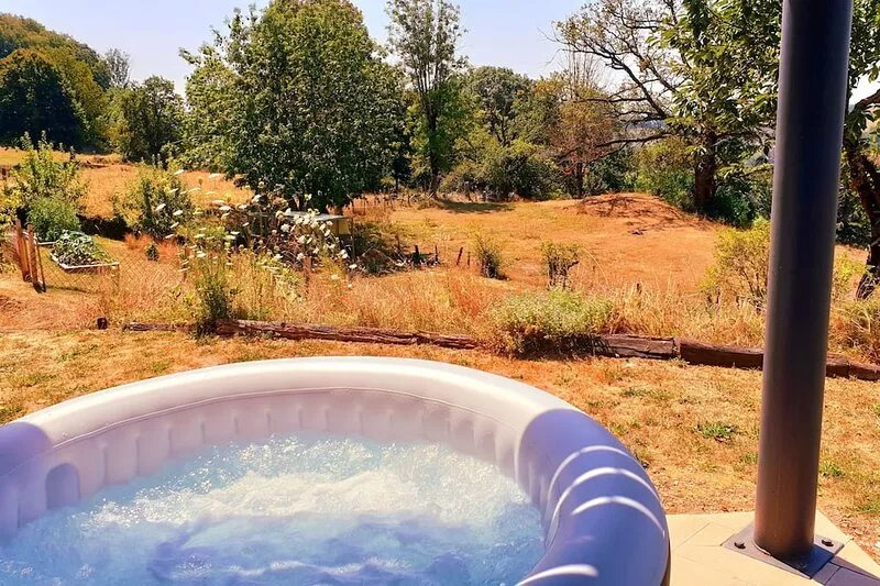 La Grange, a tranquil retreat filled with modern touches, near Mur de Barrez