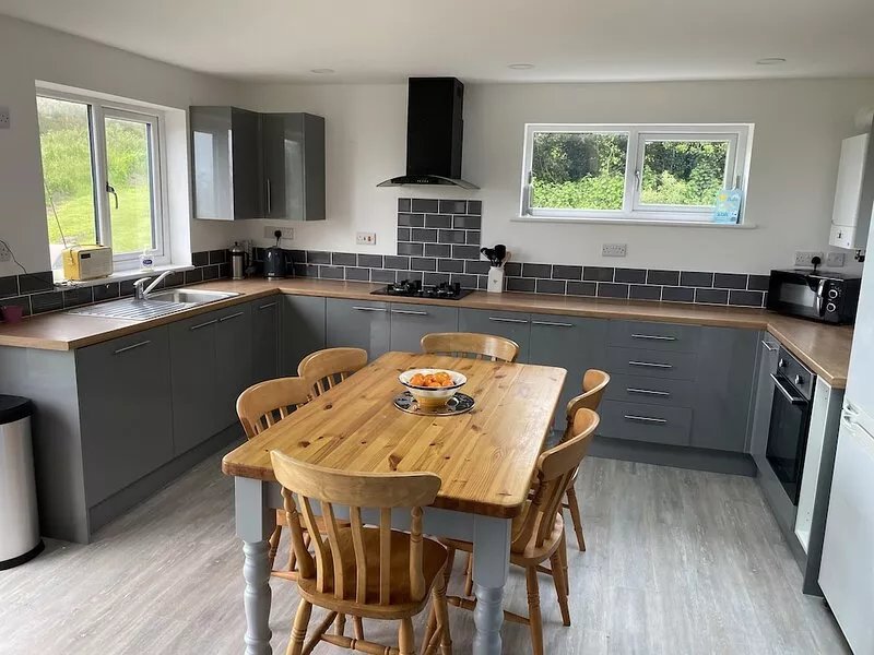 cosy cabin, sleeps 6 close to coast path, pubs and beaches