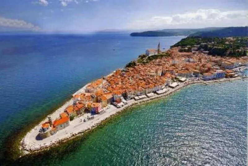 Pirano: a terrace in the sea and in the sun