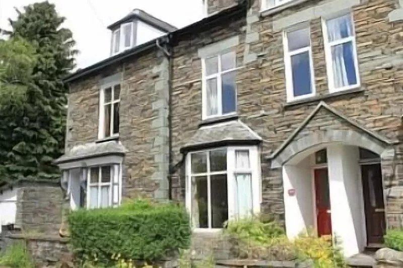 Fernleigh 3 Bedroom pet friendly cottage central Ambleside. Garden and parking.