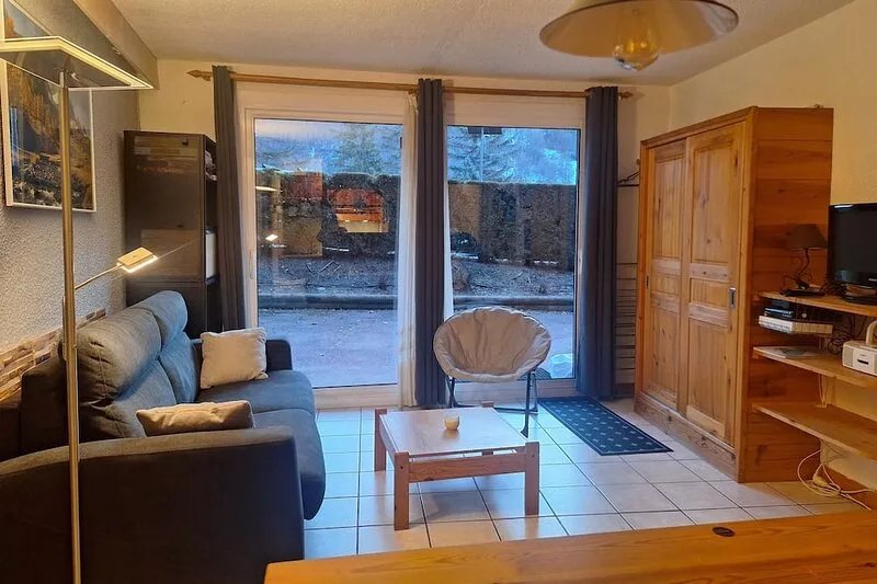 Typical and south-facing ground floor apartment close to the trails and stores
