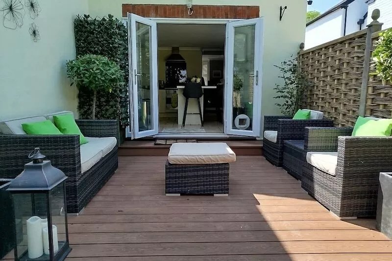 Beautiful 3 bed, 2 bath cottage in Ascot with off road parking. Great location!