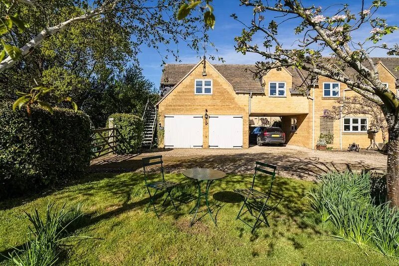 The Loft, sleeping 2 people in a perfect location for exploring the Cotswolds