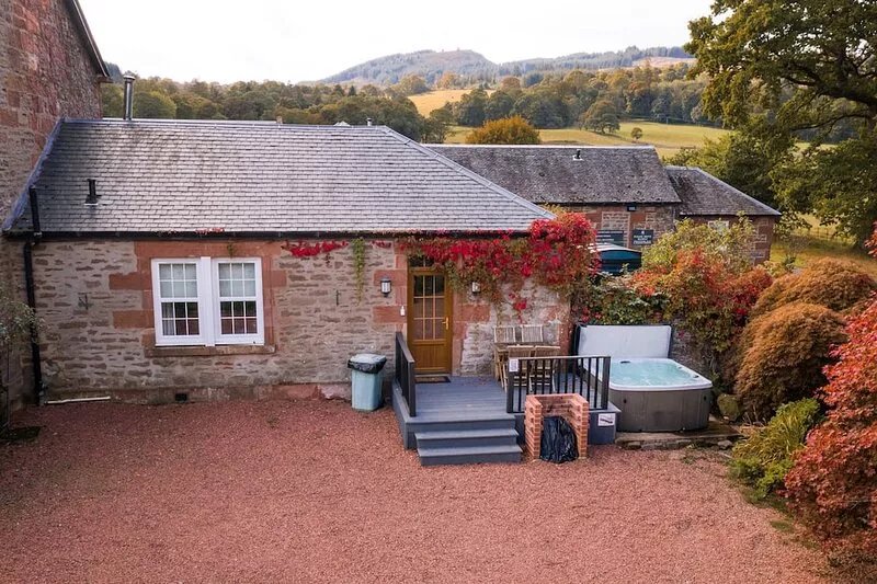 Rose Cottage (Auchendennan) - sleeps 4 guests  in 2 bedrooms