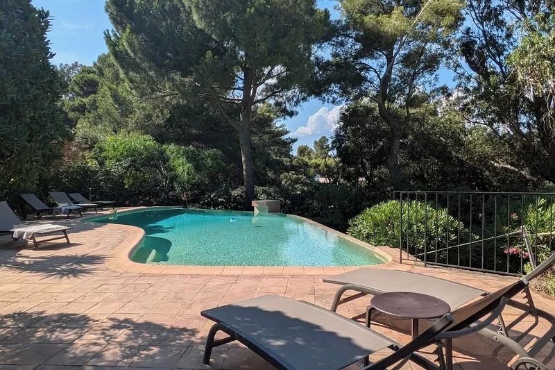 Superb architect villa, facing the sea, private domain of Gaou Bénat