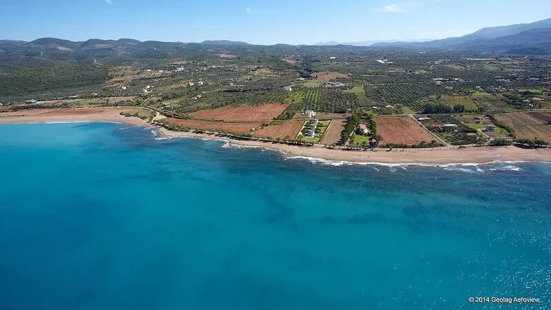 Quiet luxury beachfront Suites in Kalo Nero Beach with spectacular ocean views