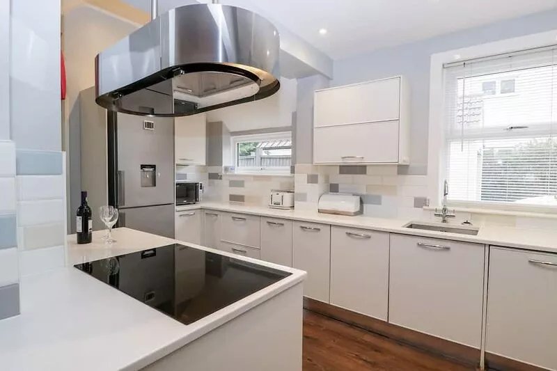 TREE OF LIFE HOUSE, NUMBER 27 BERE LANE, pet friendly in Glastonbury