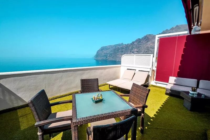 APARTMENT A few meters from a black sand beach.