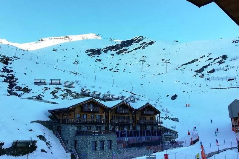 Duplex apartment on the top floor, ski-in ski-out, right in the center of town.