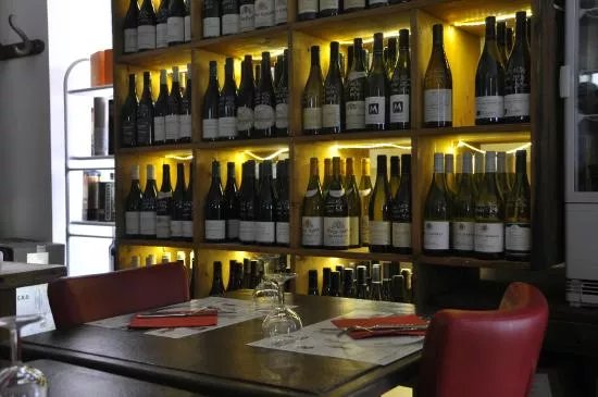 Cave a Vin - Le Volet qui penche