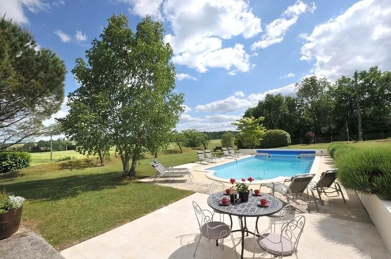 Charming farmhouse property Sleeps 8 in 4 en-suite bedrooms.Large heated pool.