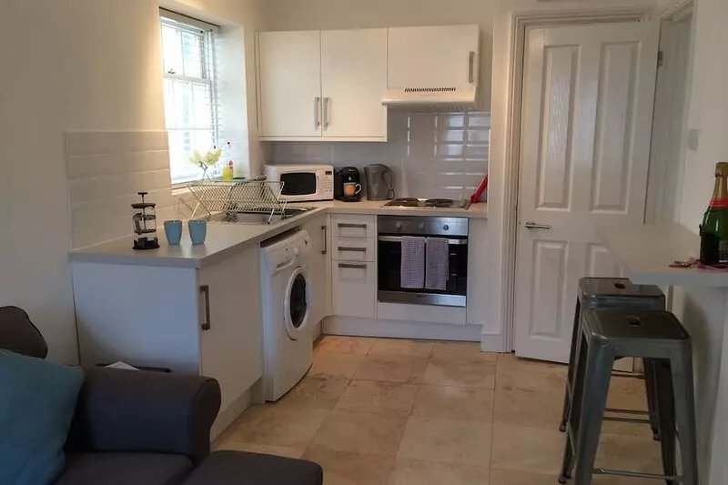 Lovely newly decorated 1 bed apartment on first floor of regency town house.