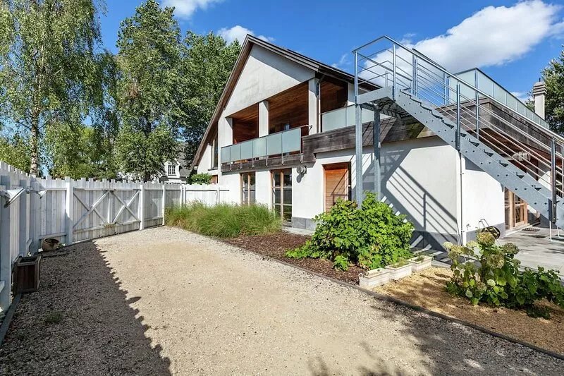 Villa with pool and sauna near the sea
