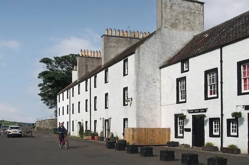 2 bedroom accommodation in Cramond Village, Edinburgh