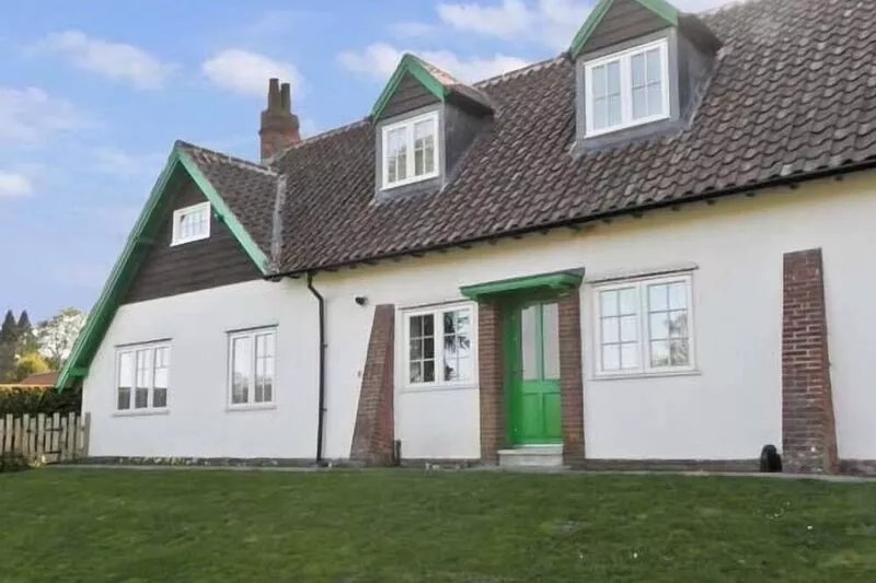 NO. 2 LOW HALL COTTAGES, pet friendly, with a garden in Scalby