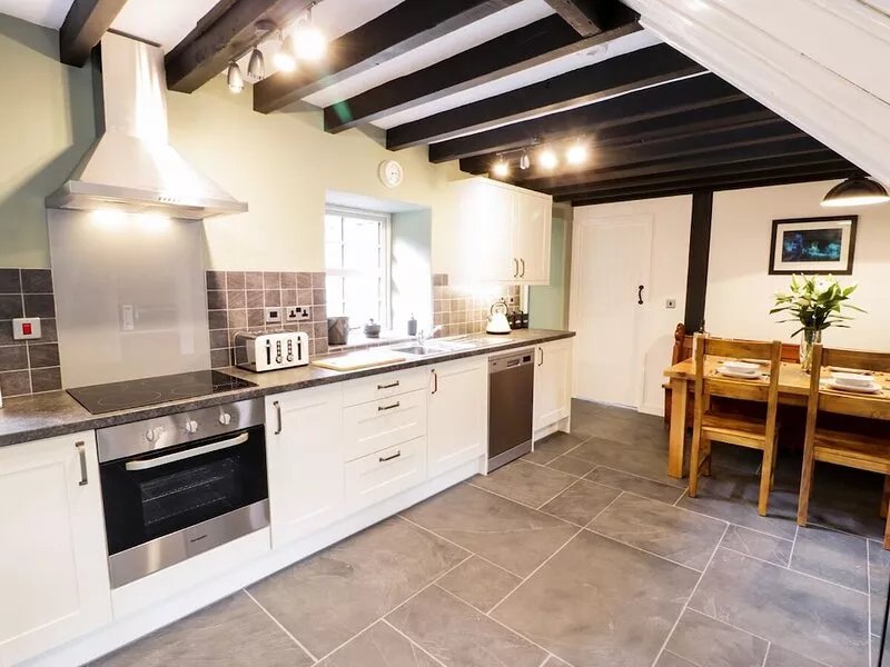 HEN GELLIGEMLYN - THE ANNEXE, family friendly in Ganllwyd