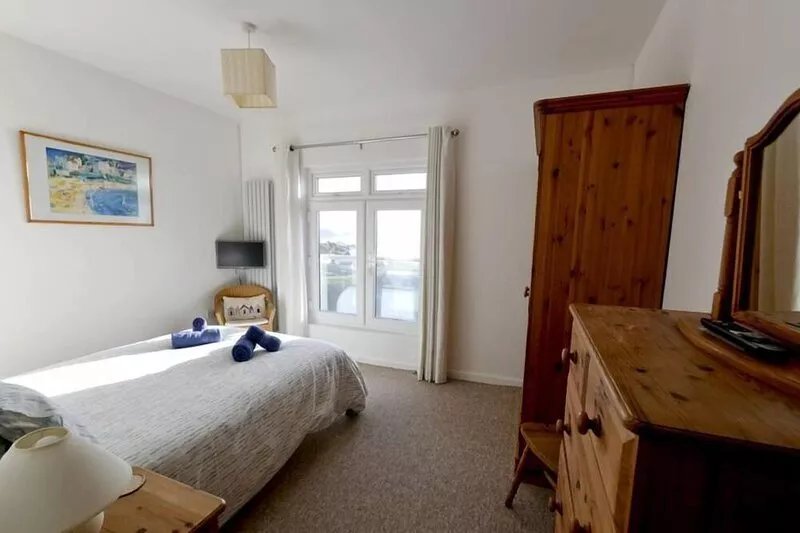 Comfortable 3 bed house with gorgeous sea views and outside terrace space.