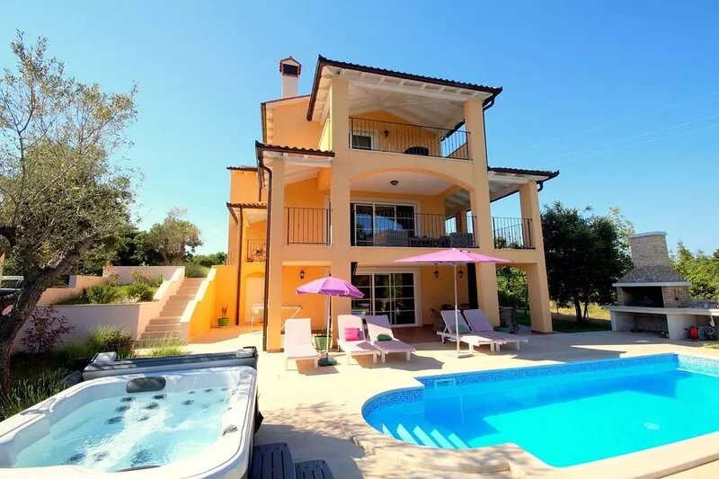 Lovely villa with pool, wellness and fenced garden