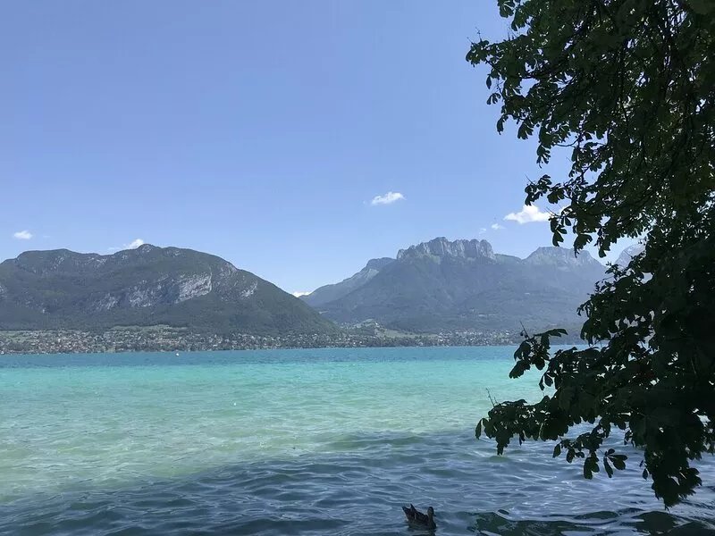 Spacious, Bright, 5 min walk old town and lake, with Parking place